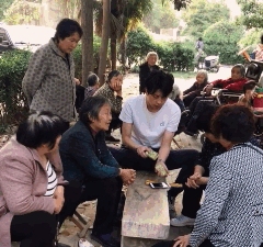 好笑的GIF图:还好我在中间坐着,感觉这两人就要亲上了