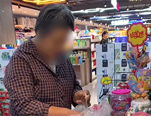 爆笑的动态图片：超市用糖果代替找零，大妈攒够糖果付款！
