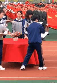 爆笑的动态图片:超市用糖果代替找零,大妈攒够糖果付款!