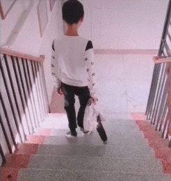 爆笑的动态图片:超市用糖果代替找零,大妈攒够糖果付款!
