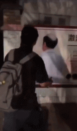 爆笑的动态图片:超市用糖果代替找零,大妈攒够糖果付款!