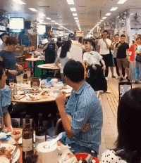 爆笑的动态图片:超市用糖果代替找零,大妈攒够糖果付款!