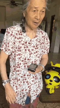 爆笑的动态图片:超市用糖果代替找零,大妈攒够糖果付款!