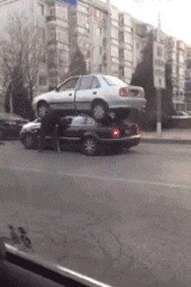 趣味GIF动图：这车是怎么上去的？