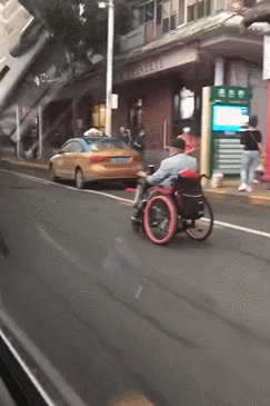 沙雕动图图片：老人嫌公交开太慢砸晕司机