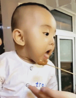 太搞笑的GIF：怎么能这样，宝宝也好想吃