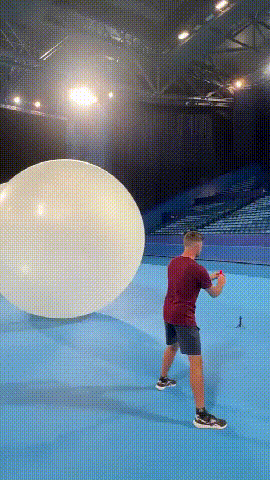笑弯腰的GIF：这女的到底经历了什么？？！！