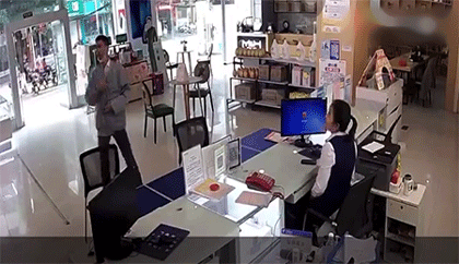 笑弯腰的GIF：这女的到底经历了什么？？！！