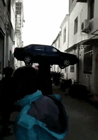 搞笑动态GIF图片：最后她还是选择了素质