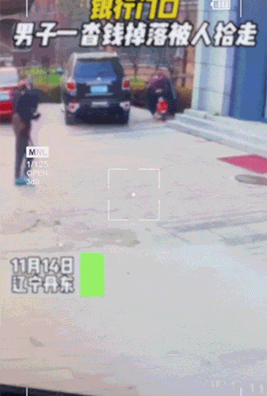 搞笑动态GIF图片：最后她还是选择了素质