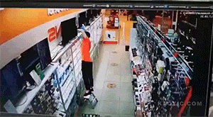 搞笑GIF图片：真不知道以后跟男票怎么解释！