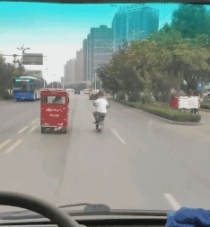 搞笑GIF图片：真不知道以后跟男票怎么解释！