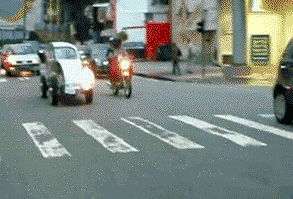 爆笑的GIF：刚离婚？车都分割一半了！