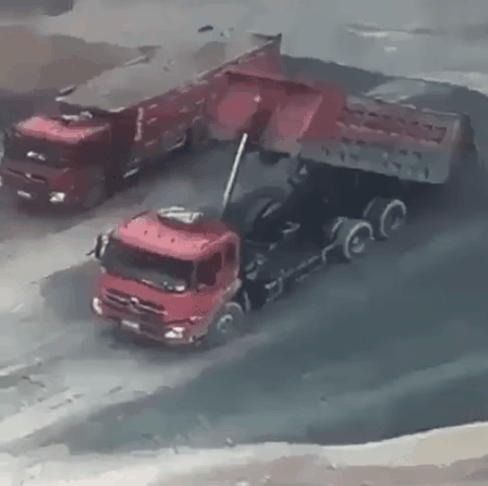 爆笑的GIF：刚离婚？车都分割一半了！