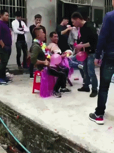 爆笑的GIF：刚离婚？车都分割一半了！