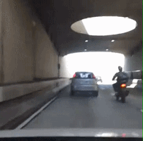 搞笑GIF：就这样走了？不去医院检查下吗妹纸？