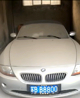 搞笑GIF：就这样走了？不去医院检查下吗妹纸？