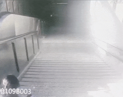 搞笑GIF：就这样走了？不去医院检查下吗妹纸？