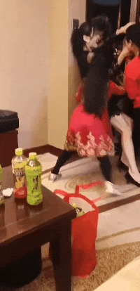 搞笑GIF：就这样走了？不去医院检查下吗妹纸？