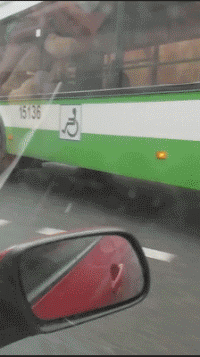 搞笑GIF：就这样走了？不去医院检查下吗妹纸？