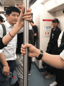 搞笑GIF：就这样走了？不去医院检查下吗妹纸？