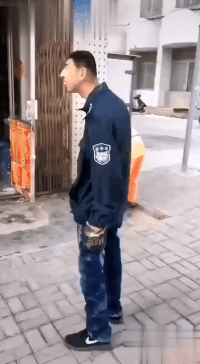 搞笑的GIF图片：小头爸爸走入现实！