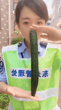 搞笑的GIF图片：小头爸爸走入现实！