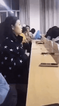 搞笑的GIF图片：小头爸爸走入现实！