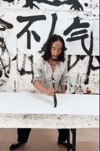 搞笑的GIF图片：小头爸爸走入现实！