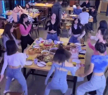 懂你的GIF：学霸族的餐前仪式，摆手弄姿跳舞！