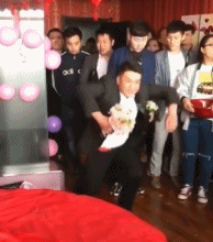 搞笑动图图片：第一次结婚太激动了，没经验！