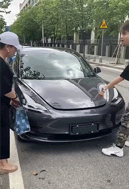 爆笑动图：女生车子被贴满卫生巾，这操作！