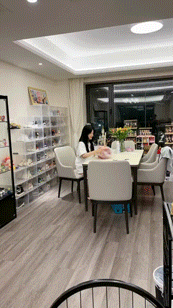 爆笑动图：女生车子被贴满卫生巾，这操作！