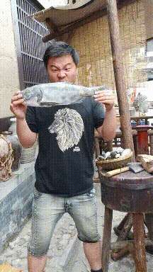 爆笑动图：女生车子被贴满卫生巾，这操作！
