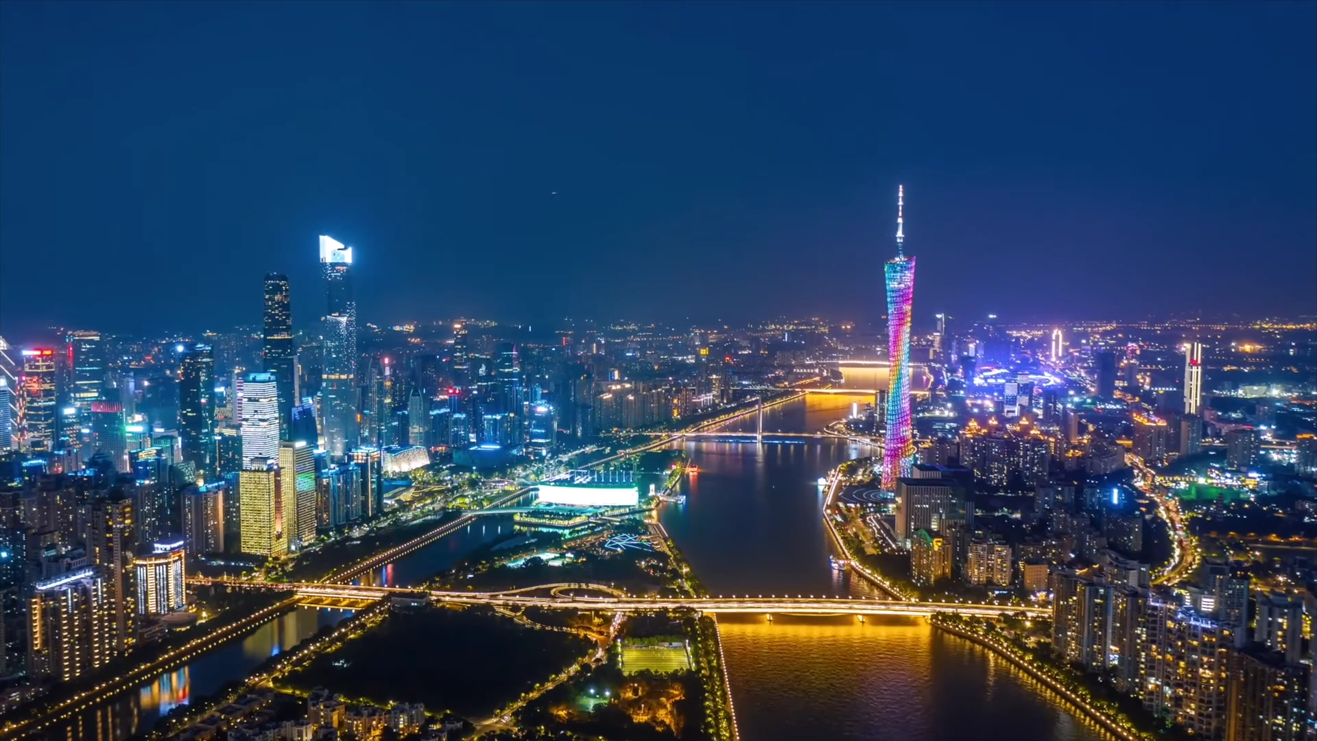 让大流量澎湃正能量2021中国网络媒体论坛开幕