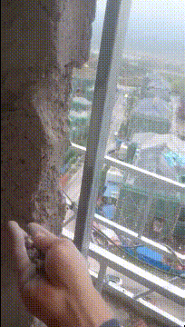 爆笑动态图：漂亮的女孩子对男人的吸引有多大