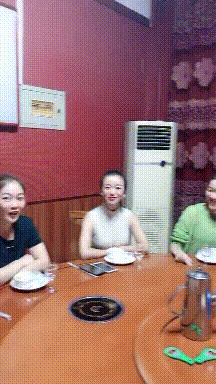 污到飞起的GIF：海的味道，好想知道 美女动图 第5张