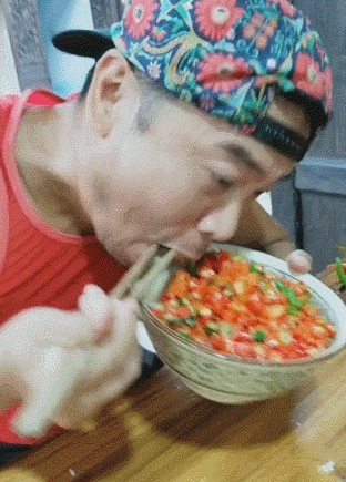 搞笑GIF：男人看车展要会这个动作~