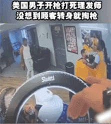 搞笑GIF：男人看车展要会这个动作~