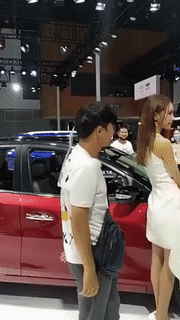 搞笑GIF：男人看车展要会这个动作~