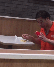 搞笑GIF：男人看车展要会这个动作~