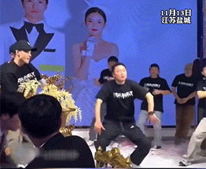 爆笑的GIF：被诈骗去报警，反因聊天和转账记录嫖娼被抓