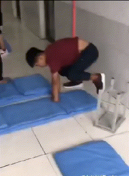 爆笑的GIF：被诈骗去报警，反因聊天和转账记录嫖娼被抓