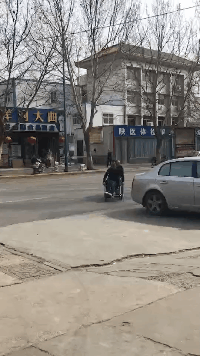沙雕动态图:妹纸上厕所屁股卡马桶,只能叫消防,还上了新闻