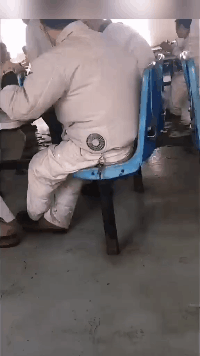 沙雕动态图:妹纸上厕所屁股卡马桶,只能叫消防,还上了新闻