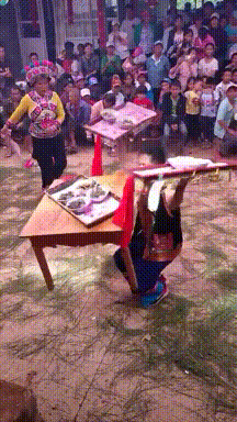沙雕动态图:妹纸上厕所屁股卡马桶,只能叫消防,还上了新闻