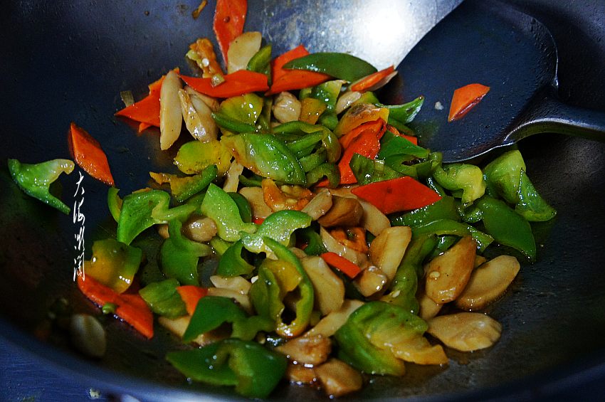 青椒和它是绝配，简单一炒比肉都香，一周吃两次，排毒去湿气