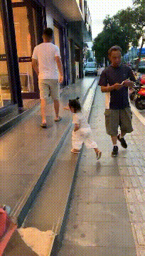 经典GIF图片：尚格云顿示范回旋踢！