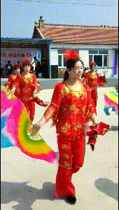 经典GIF图片：尚格云顿示范回旋踢！