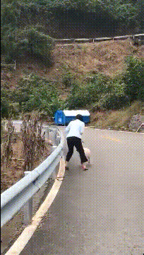 经典GIF图片：尚格云顿示范回旋踢！